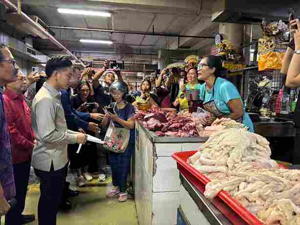 Wapres Gibran Rakabuming meninjau stabilitas harga dan transaksi non tunai di Pasar Badung Bali