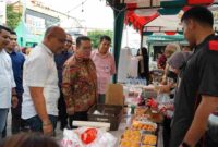 Wali Kota Pematangsiantar Wesly Silalahi, S.H., M.Kn., meninjau Wisata Takjil Ramadhan Kampung QRIS yang digelar Bank Sumut di Lapangan Parkir Pariwisata, Jalan Merdeka, Kota Pematangsiantar, Jumat sore (27/2/2026).