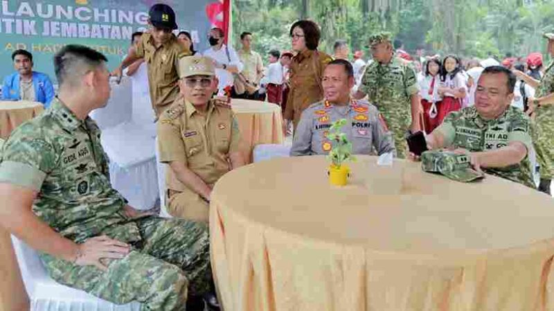 Bupati Simalungun, Dr. H. Anton Achmad Saragih, bersama Komandan Kodim 0207/Simalungun, Letkol Inf. Gede Agus Dian Pringgana.