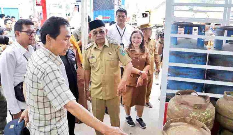 Inspeksi mendadak (sidak) pasar untuk memantau harga dan ketersediaan bahan pokok menjelang Hari Besar Keagamaan Nasional (HBKN) Idul Fitri 1447 Hijriah. Kegiatan tersebut dipusatkan di Pasar Serbelawan, Kecamatan Dolok Batu Nanggar, pada Selasa, 10 Maret 2026.