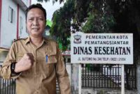 Pelaksana Tugas Kepala Dinas Kesehatan Kota Pematangsiantar, Urat H. Simanjuntak, S.K.M., M.Kes.,dengan bacground Kantor Dinas Kesehatan Pematangsiantar. Foto: Andrew T Panjaitan-atapkota