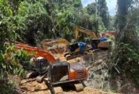 Tim gabungan Brimob dan Ditreskrimsus Polda Sumatera Utara menindak tambang emas ilegal di perbatasan Tapanuli Selatan–Mandailing Natal, Senin 2 Maret 2026.