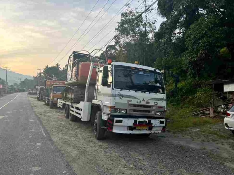 Polda Sumut mengamankan dua ekskavator yang diduga untuk tambang emas ilegal di Mandailing Natal. Penindakan sempat diwarnai upaya intervensi di lokasi HPT KPH VIII.