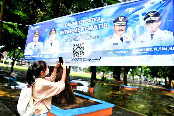 Program internet gratis ini merupakan salah satu dari enam Program Hasil Terbaik Cepat (PHTC) Gubernur Bobby Nasution, yakni Digitalisasi Pelayanan Publik Cepat Responsif, Handal, dan Solutif (CERDAS). Program ini diluncurkan secara serentak pada Minggu (1/3/2026) di delapan kota di Sumatera Utara dengan dukungan 49 access point