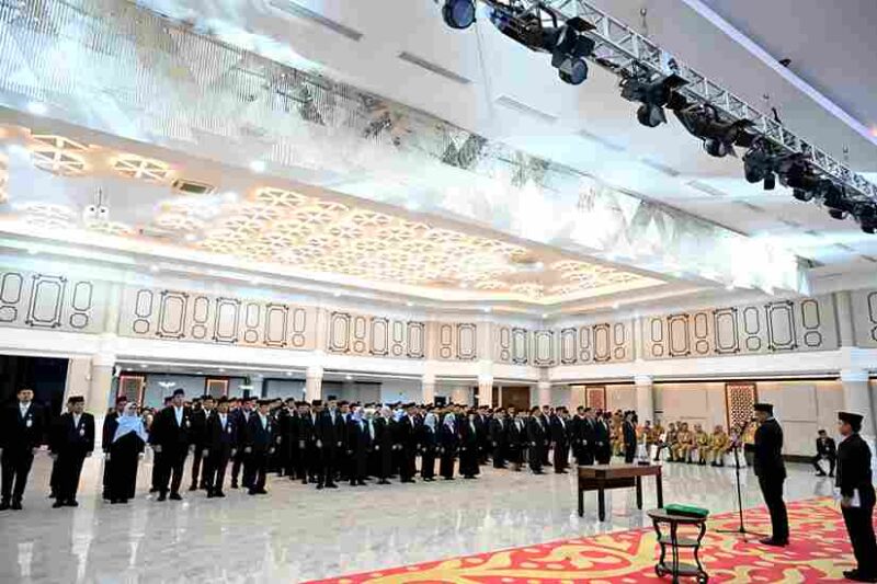 Gubernur Sumatera Utara, Bobby Nasution, melantik dan mengambil sumpah jabatan 308 pejabat di lingkungan Pemerintah Provinsi Sumatera Utara dalam sebuah upacara yang berlangsung di Aula Raja Inal Siregar, Kantor Gubernur Sumut, Kota Medan, pada Senin, 9 Maret 2026.