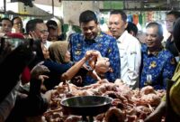 Gubernur Sumatera Utara, Muhammad Bobby Afif Nasution, meninjau langsung harga bahan pokok di Pasar Sukaramai