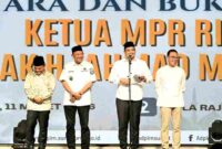 Gubernur Sumatera Utara (Sumut) Bobby Nasution bersama Ketua MPR RI Ahmad Muzani serta di damping Seluruh kepala perangkat daerah menyerahkan bantuan kepada korban bencana secara simbolis kepada Bupati Tapanuli Selatan, Gus Irawan Pasaribu dan Bupati Langkat Syah Afandin, sekaligus berbuka puasa bersama di Aula Raja Inal Siregar, lantai 2 Kantor Gubernur, Rabu (11/3/2026).