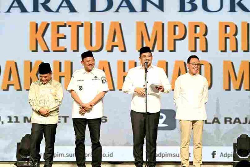 Gubernur Sumatera Utara (Sumut) Bobby Nasution bersama Ketua MPR RI Ahmad Muzani serta di damping Seluruh kepala perangkat daerah menyerahkan bantuan kepada korban bencana secara simbolis kepada Bupati Tapanuli Selatan, Gus Irawan Pasaribu dan Bupati Langkat Syah Afandin, sekaligus berbuka puasa bersama di Aula Raja Inal Siregar, lantai 2 Kantor Gubernur, Rabu (11/3/2026).