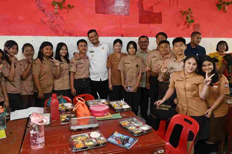 Gubernur Sumatera Utara (Sumut) Muhammad Bobby Afif Nasution didampingi  Kadis Pendidikan Sumut Alexander Sinulingga meninjau pelaksanaan program Makan Bergizi Gratis (MBG) di SMA Negeri 1 Gunungsitoli di Jalan Pendidikan Nomor 3 Kota Gunungsitoli, baru-baru ini. 