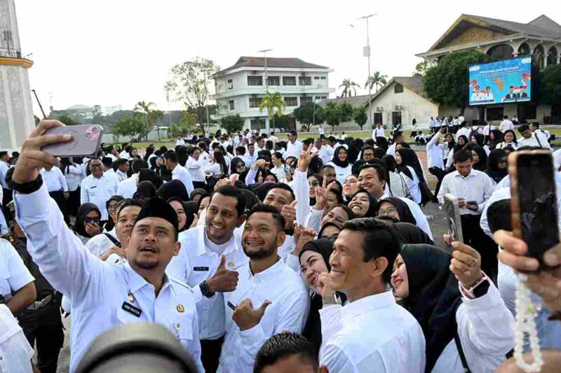 Gubernur Sumatera Utara (Sumut) Bobby Nasution foto bersama PPPK Paruh Waktu, usai apel penyerahan SK PPPK Paruh Waktu di Lapangan Astaka, Jalan Pancing, Deliserdang, baru-baru ini.