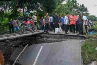 Gubernur Sumut Bobby Nasution meninjau ruas jalan putus di Kecamatan Padangtualang, Kabupaten Langkat, baru-baru ini.