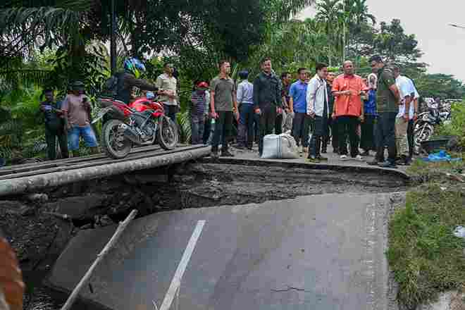 Gubernur Sumut Bobby Nasution meninjau ruas jalan putus di Kecamatan Padangtualang, Kabupaten Langkat, baru-baru ini.