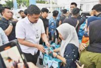 Gubernur Sumatera Utara, Muhammad Bobby Afif Nasution, membagikan tunjangan hari raya (THR) kepada masyarakat, khususnya pekerja informal, di Kota Medan.
