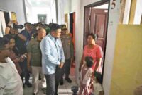 Gubernur Sumateta Utara (Sumut) Muhammad Bobby Nasution meninjau pembangunan Hunian Tetap (Huntap) dan menyapa warga di Hunian Sementara (Huntara) di Asrama Haji Pinangsori Kabupaten Tapanuli Tengah, baru-baru ini.