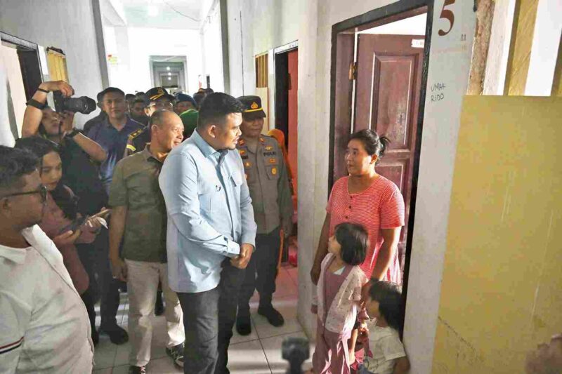 Gubernur Sumateta Utara (Sumut) Muhammad Bobby Nasution meninjau pembangunan Hunian Tetap (Huntap) dan menyapa warga di Hunian Sementara (Huntara) di Asrama Haji Pinangsori Kabupaten Tapanuli Tengah, baru-baru ini.