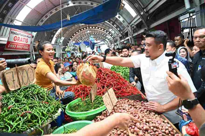 Gubernur Sumatera Utara (Sumut) Muhammad Bobby Afif Nasution melakukan Sidak ke sejumlah pasar tradisional, dalam rangka menjaga ketersediaan pasokan dan stabilitas harga pasokan harga bahan pangan strategis menjelang hari besar keagamaan nasional (HBKN), baru-baru ini, di Kota Medan.