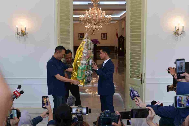 Rismon Hasiholan Sianipar bertemu langsung dengan Wakil Presiden Gibran Rakabuming Raka di Istana Wakil Presiden, Jakarta Pusat. Pertemuan tersebut berlangsung pada Jumat (13 Maret 2026)