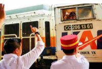 Luncurkan kereta api kerakyatan, pemerintah melalui PT Kereta Api Indonesia (KAI) tambah pilihan transportasi umum yang aman, nyaman, dan terjangkau bagi masyarakat selama periode mudik Lebaran tahun ini.