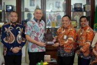 Pj Sekretaris Daerah Provinsi Sumatera Utara (Sumut) Sulaiman Harahap menerima kunjungan kerja Kepala Badan Pusat Statistik (BPS) Sumut Asim Saputra di Ruang Kerja Lantai 9 Kantor Gubernur Sumut Jalan Diponegoro Kota Medan. Jumat (6/3/2026).