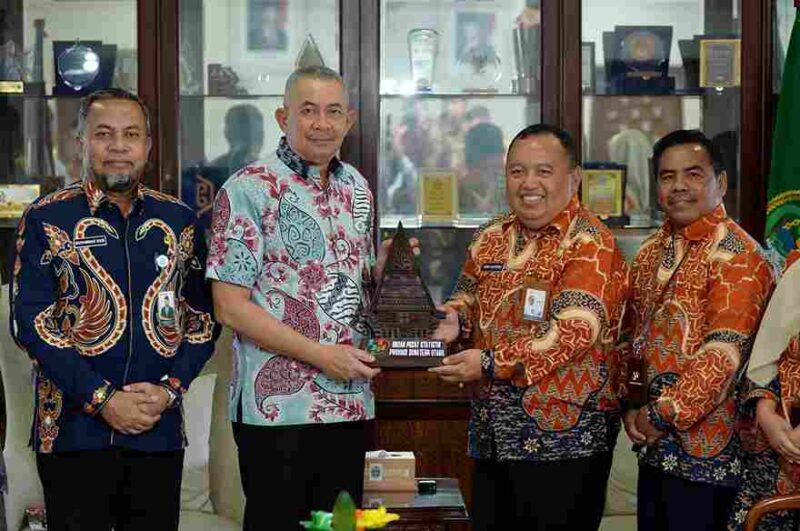 Pj Sekretaris Daerah Provinsi Sumatera Utara (Sumut) Sulaiman Harahap menerima kunjungan kerja Kepala Badan Pusat Statistik (BPS) Sumut Asim Saputra di Ruang Kerja Lantai 9 Kantor Gubernur Sumut Jalan Diponegoro Kota Medan. Jumat (6/3/2026).