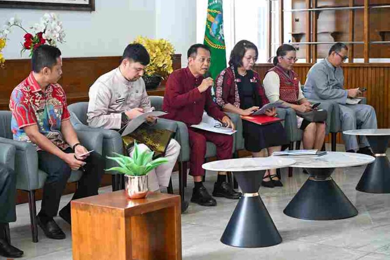 Kepala Badan Pendapatan Daerah Sumut Ardan Noor saat konferensi pers terkait Realisasi Pendapatan Tahun 2025 dan Program Inovatif, Pencapaian Pendapatan Tahun 2026 di Lobby Dekranasda, Kantor Gubernur Sumut, Jalan Diponegoro No. 30, Medan, Kamis (5/3/2026).