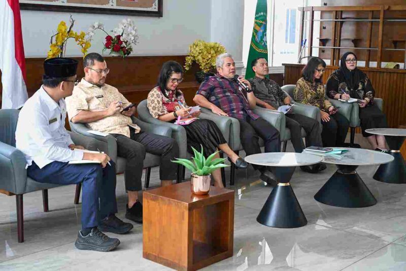 Kepala Dinas Perikanan dan Kelautan Sumut Supriyanto saat konferensi pers terkait realisasi program dan pengawasan perikanan di Lantai 1 Kantor Gubernur Sumut, Jalan Diponegoro No. 30, Medan, Jum'at (13/3/2026). 