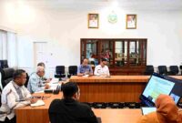 Rapat Koordinasi Sosialisasi Surat Edaran tentang penyesuaian TKD TA 2026 dalam APBD bagi daerah terdampak bencana wilayah Provinsi. Rapat dipipin angsung oleh Mendagri RI Tito Karnavian dilakukan secara daring dari Rumah Dinas Wakil Gubernur Sumut Jalan Teuku Daud, Kamis (5/3/2026).