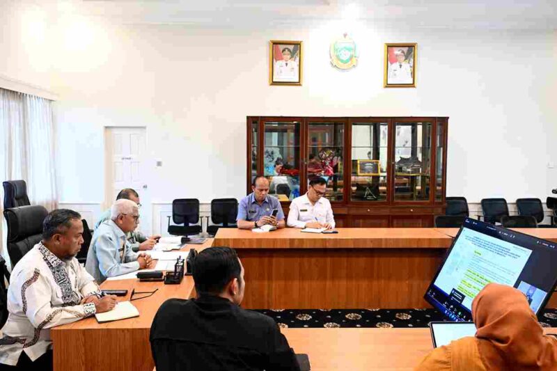 Rapat Koordinasi Sosialisasi Surat Edaran tentang penyesuaian TKD TA 2026 dalam APBD bagi daerah terdampak bencana wilayah Provinsi. Rapat dipipin angsung oleh Mendagri RI Tito Karnavian dilakukan secara daring dari Rumah Dinas Wakil Gubernur Sumut Jalan Teuku Daud, Kamis (5/3/2026).