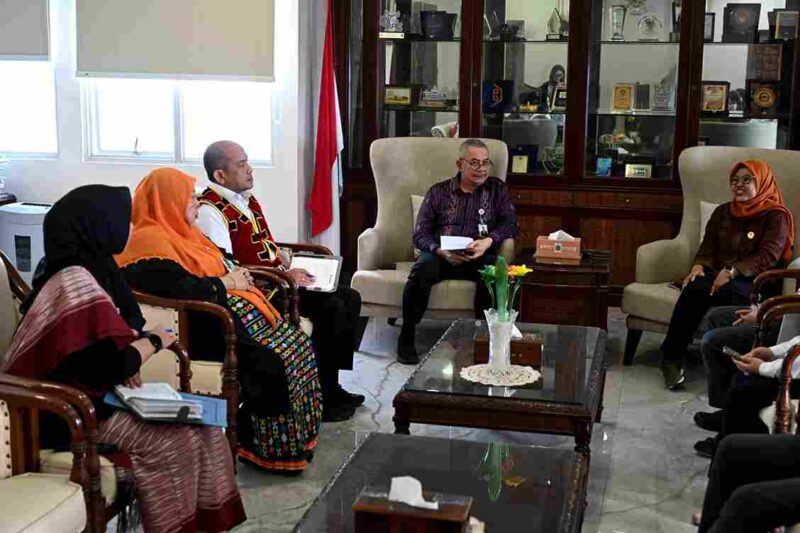Penjabat Sekretaris Daerah Provinsi (Sekdaprov) Sumatera Utara (Sumut) Sulaiman Harahap di damping sejumlah OPD menerima audiensi tim Lembaga Perlindungan Saksi dan Korban (LPSK) di ruang kerja Sekda lantai 9 Kantor Gubernur, Kamis (5/3/2026). 