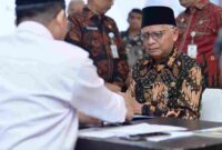 Wakil Gubernur Sumatera Utara (Sumut) Surya menghadiri pengumpulan zakat di lingkungan Pemerintah Provinsi Sumut, serta Penyaluran Zakat, Infaq dan Sedekah Triwulan I Tahun 2026 yang diselenggarakan oleh Badan Amil Zakat Nasional (Baznas) Provinsi Sumut di Aula Raja Inal Siregar Kantor Gubernur Sumut Jalan Diponegoro Kota Medan, Jumat (13/3/2026).