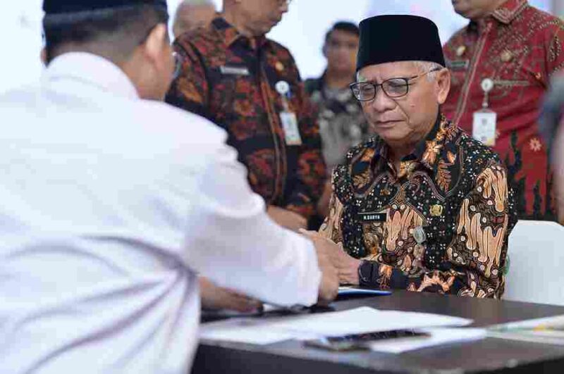 Wakil Gubernur Sumatera Utara (Sumut) Surya menghadiri pengumpulan zakat di lingkungan Pemerintah Provinsi Sumut, serta Penyaluran Zakat, Infaq dan Sedekah Triwulan I Tahun 2026 yang diselenggarakan oleh Badan Amil Zakat Nasional (Baznas) Provinsi Sumut di Aula Raja Inal Siregar Kantor Gubernur Sumut Jalan Diponegoro Kota Medan, Jumat (13/3/2026).