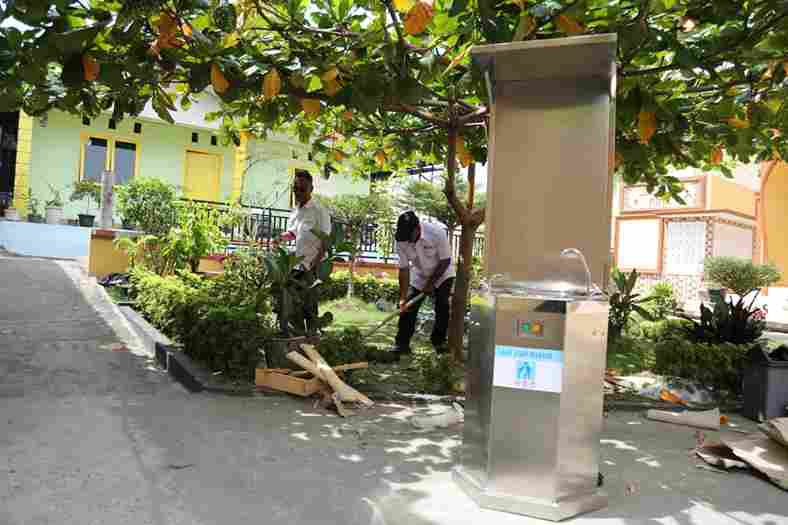 Pemasangan Mesin air minum siap saji oleh Personil PDAM Kota Pematangsiantar