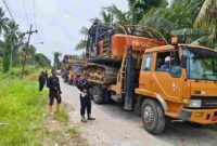 Personel Satuan Brigade Mobil (Brimob) bersama Direktorat Reserse Kriminal Khusus Polda Sumatera Utara mulai mengevakuasi alat berat dari lokasi tambang emas ilegal di perbatasan Kabupaten Tapanuli Selatan dan Kabupaten Mandailing Natal. Proses evakuasi dilakukan pada Rabu, 4 Maret 2026,