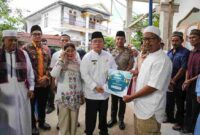 Wali Kota Pematangsiantar Wesly Silalahi, S.H., M.Kn. menyerahkan dana hibah sebesar Rp30 juta kepada Badan Kemakmuran Masjid (BKM) Masjid Amaliyah