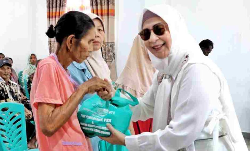 Ramadhan Berkah Simalungun, Ny Darmawati Saragih salurkan paket sembako