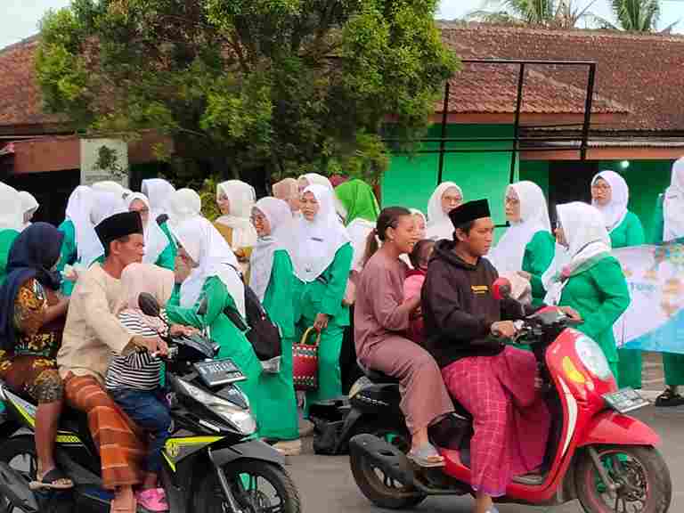 Pimpinan Anak Cabang Fatayat Nahdlatul Ulama Kecamatan Bantur bersama Tim Penggerak PKK Kecamatan Bantur membagikan 1.000 paket takjil kepada masyarakat pengguna jalan di depan Pendopo Kecamatan Bantur, Kabupaten Malang