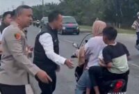 Kapolres Asahan AKBP Revi, S.I.K., M.Si. bersama jajaran pejabat utama (PJU) Polres Asahan turun langsung ke jalan membagikan takjil kepada masyarakat