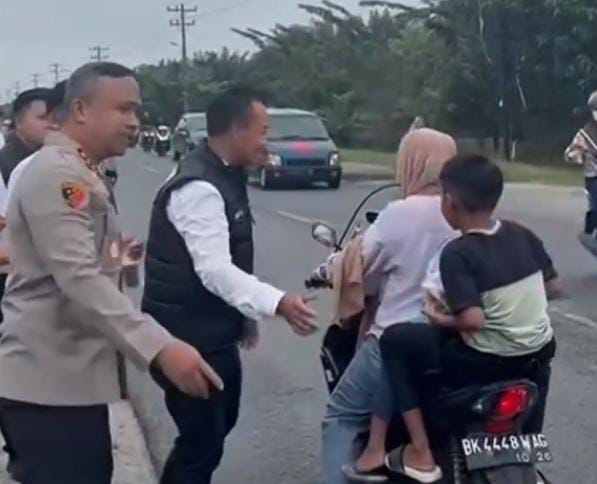 Kapolres Asahan AKBP Revi, S.I.K., M.Si. bersama jajaran pejabat utama (PJU) Polres Asahan turun langsung ke jalan membagikan takjil kepada masyarakat