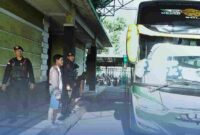 Personel Satuan Brimob Polda Sumatera Utara perketat pengamanan di Terminal Bus Amplas jelang Idul Fitri 1447 Hijriah