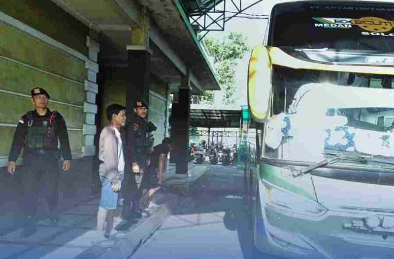 Personel Satuan Brimob Polda Sumatera Utara perketat pengamanan di Terminal Bus Amplas jelang Idul Fitri 1447 Hijriah