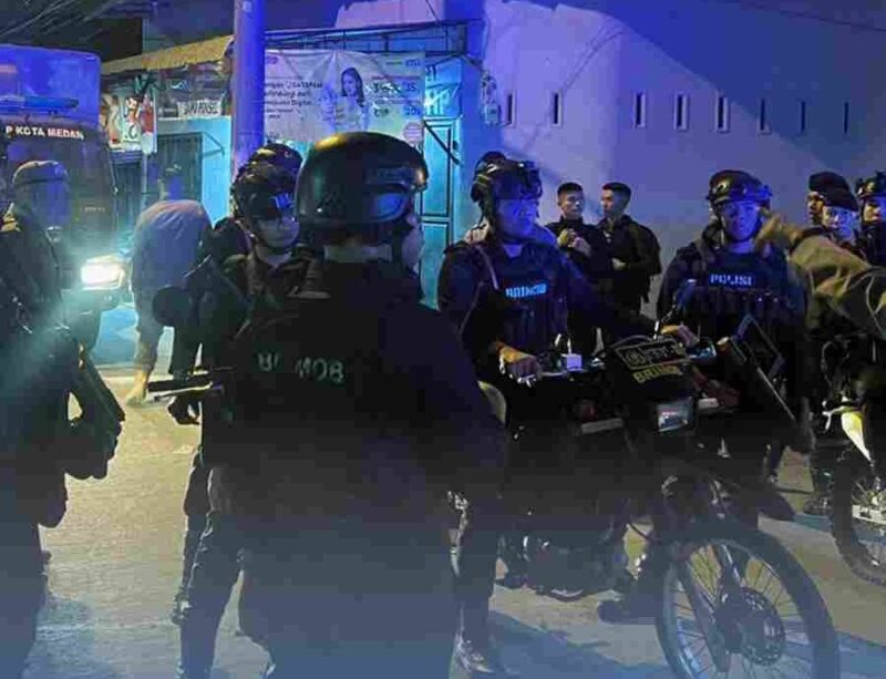Personel Satuan Brimob Polda Sumatera Utara bersama Polres Pelabuhan Belawan dan Satuan Polisi Pamong Praja melaksanakan Kegiatan Rutin yang Ditingkatkan (KRYD) berupa patroli skala besar di wilayah hukum Polres Pelabuhan Belawan, Kota Medan, Kamis malam hingga Jumat dini hari, 5–6 Maret 2026.