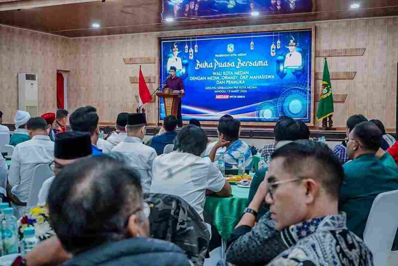 Wali Kota Medan Rico Waas mengajak insan media, ormas, dan pemuda memperkuat persatuan serta soliditas Kota Medan saat buka puasa bersama di Gedung PKK Medan, Minggu 15 Maret 2026.