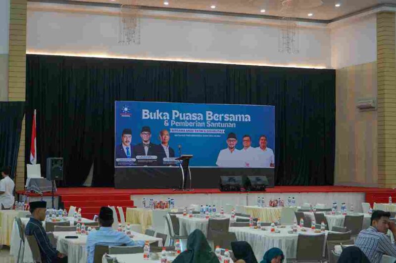kegiatan buka puasa bersama dan pemberian santunan kepada anak yatim piatu serta penyandang disabilitas di Aula Perguruan Islam Al-Amjad pada Minggu, 8 Maret 2026, petang.