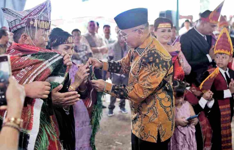 Bupati Simalungun Dr. H. Anton Achmad Saragih menghadiri Pesta Parerean/Tugu Tambak Pomparan Op. Bima Sinaga yang digelar di Nagori Saribuasi, Kecamatan Hatonduhan, Kabupaten Simalungun, Sumatera Utara, pada Sabtu (28/2/2026).