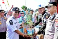 Bupati Anton Achmad Saragih, didampingi Wakil Bupati Benny Gusman Sinaga, Kapolres Simalungun AKBP Marganda Aritonang, serta Ketua TP PKK Ny. Hj. Darmawati Anton Achmad Saragih. menyerahkan bingkisan lebaran. 