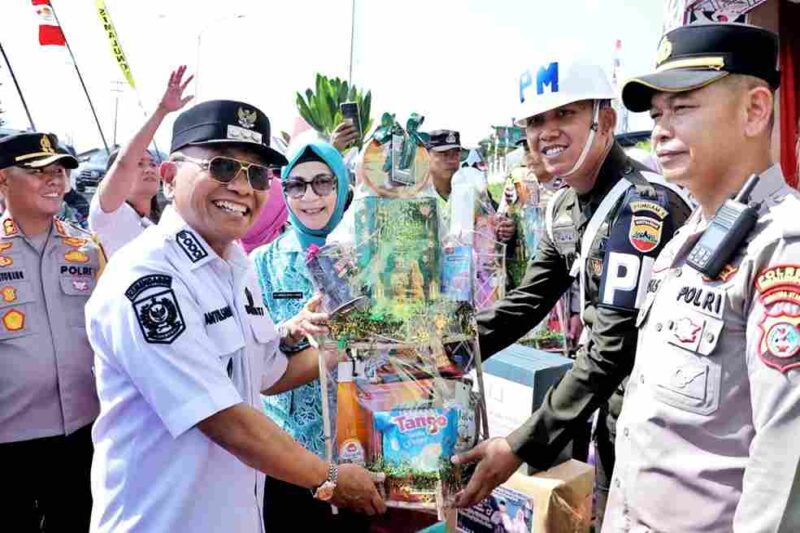 Bupati Anton Achmad Saragih, didampingi Wakil Bupati Benny Gusman Sinaga, Kapolres Simalungun AKBP Marganda Aritonang, serta Ketua TP PKK Ny. Hj. Darmawati Anton Achmad Saragih. menyerahkan bingkisan lebaran. 