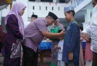 Bupati Asahan Taufik Zainal Abidin, saat acara antunan anak yatim dan buka puasa bersama di halaman kantor Dinas Kesehatan Kabupaten Asahan.