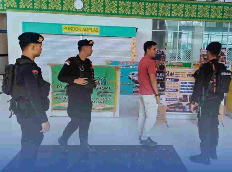 Personel Brimob Polda Sumut melakukan pemantauan keamanan di Terminal Amplas Medan