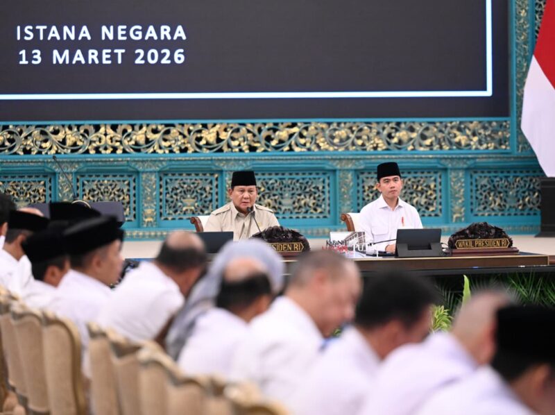 Presiden Prabowo Subianto bersama Wapres Gibran Rakabuming memimpin Sidang Kabinet Paripurna membahas kesiapan pemerintah menghadapi Lebaran 2026, termasuk arus mudik, stabilitas pangan, dan apresiasi semangat toleransi masyarakat selama Ramadan.