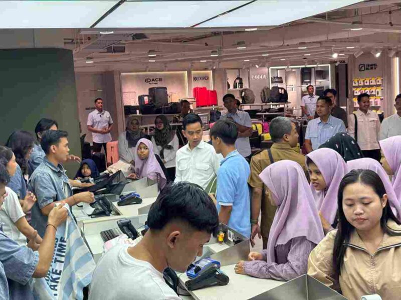 Wapres Gibran mengajak anak panti berbelanja jelang Idulfitri 2026 di Blok M Plaza, Jakarta,